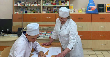 Фармацевти в аптеці