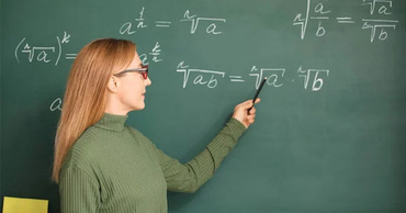 Вчитель математики біля дошки