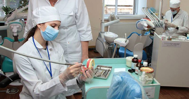 Студентка стоматолог на обучении