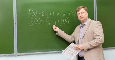 Учитель математики возле доски